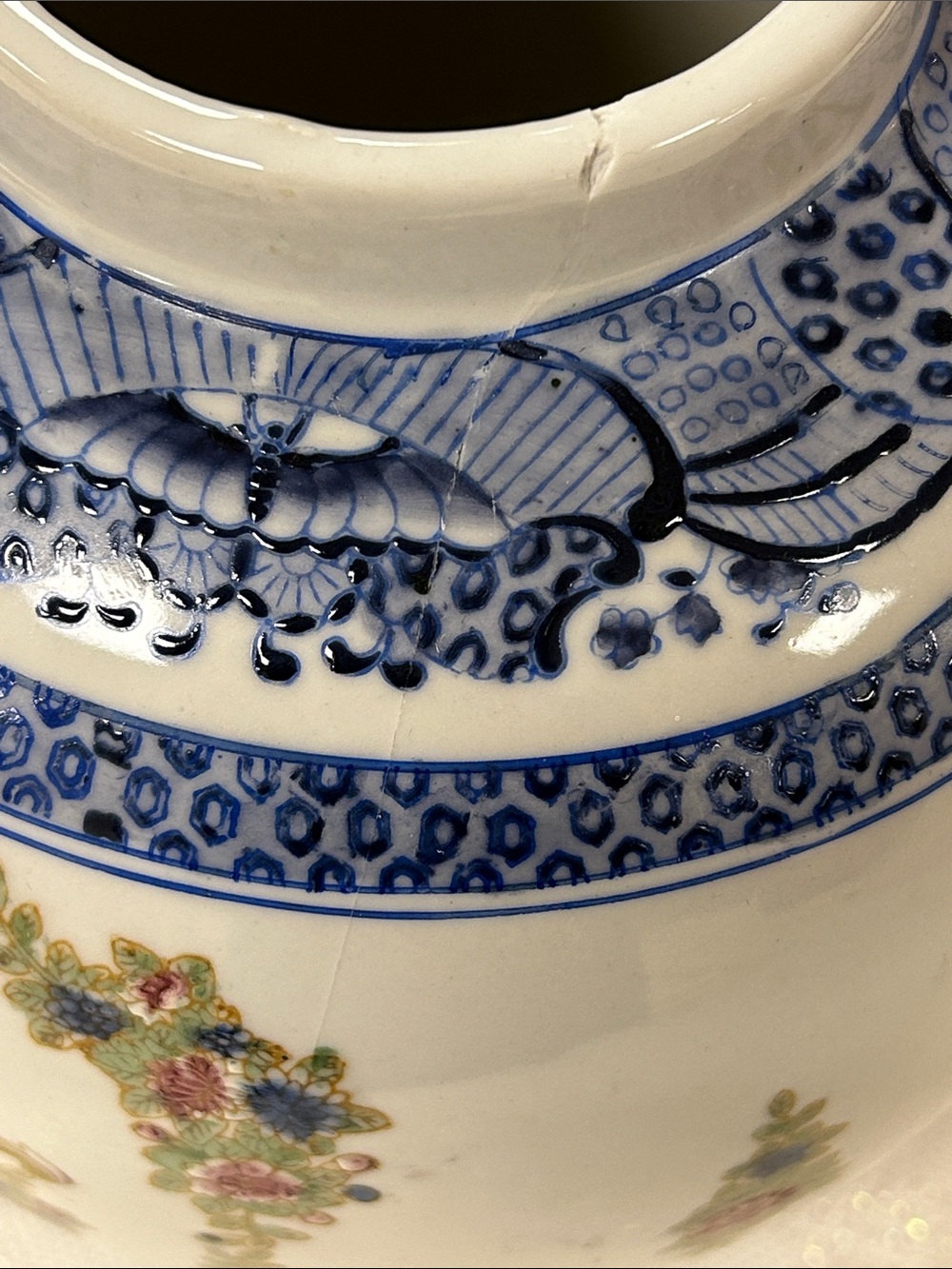 Decorative White porcelain Oriental Accent Chinoiserie armorial Ginger Jar vase image 6